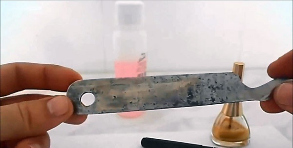 Cómo hacer un agujero en acero endurecido sin taladrar