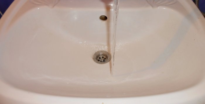 Com netejar un lavabo obstruït a casa