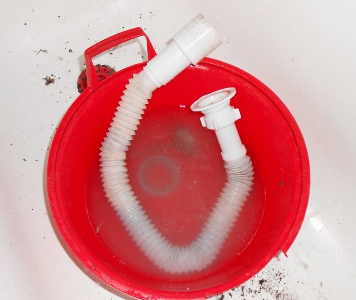 Как да почистите запушена мивка у дома