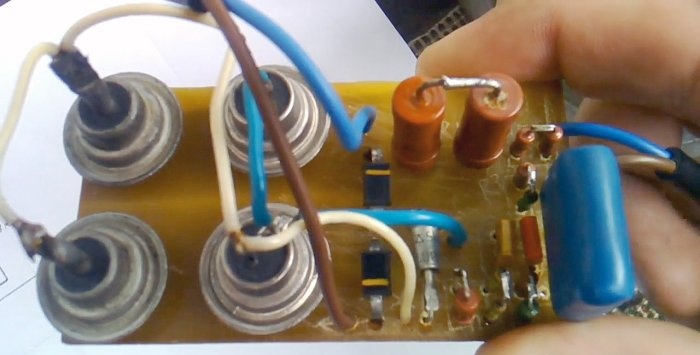 Start af en trefaset motor fra et enfaset netværk uden en kondensator