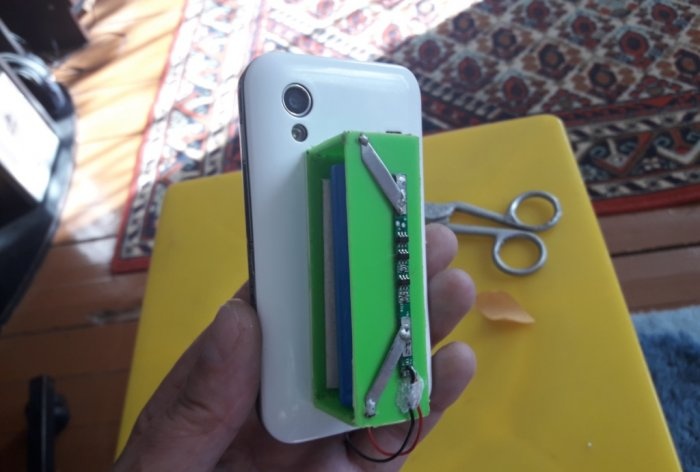 Paano buhayin ang isang smartphone na may patay na baterya