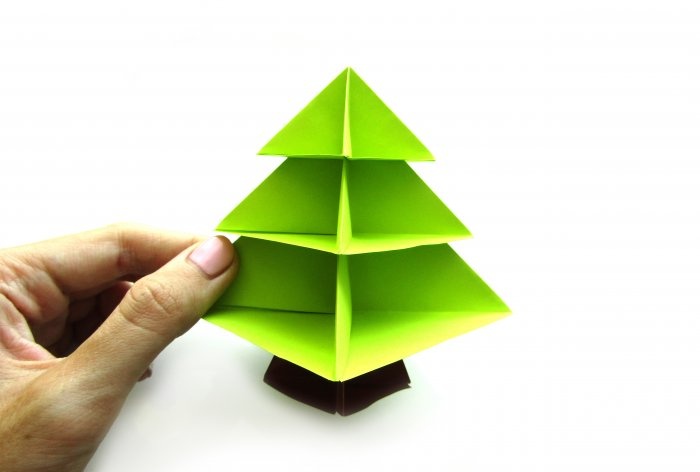 Kā izgatavot Ziemassvētku eglīti, izmantojot origami tehniku