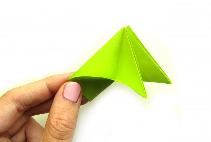 How to make a Christmas tree using origami technique