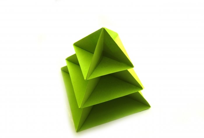 How to make a Christmas tree using origami technique