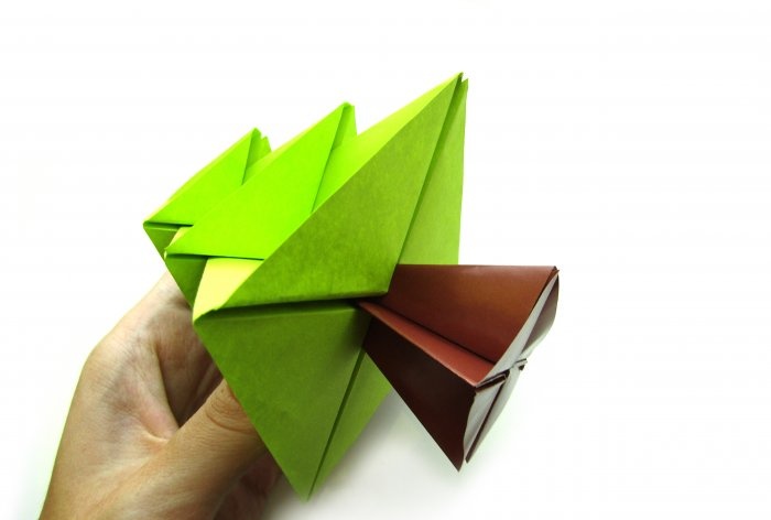 How to make a Christmas tree using origami technique