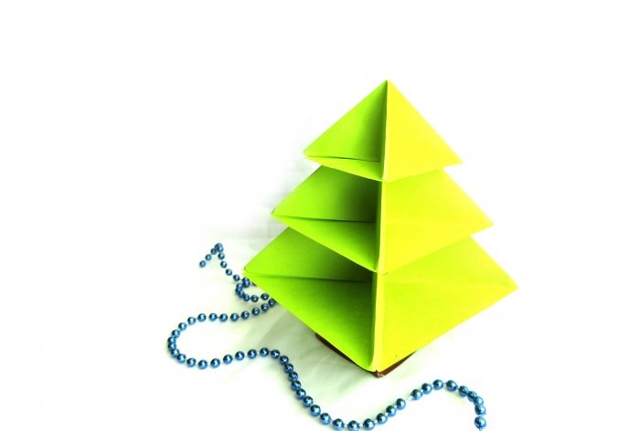 Wie man mit der Origami-Technik einen Weihnachtsbaum bastelt