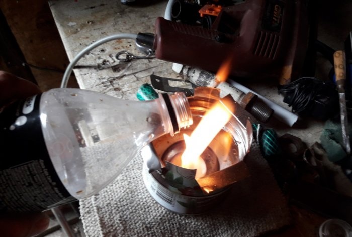 כיצד להבריג את הבסיס של מנורה שבורה מהשקע