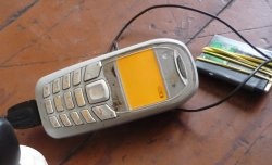 Lemerült akkumulátor töltése másik telefon használatával