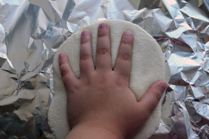 วิธีทำรอยฝ่ามือเด็กเป็นของที่ระลึก