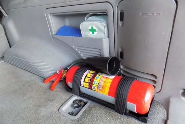 Учините сами носач за апарат за гашење пожара у аутомобилу
