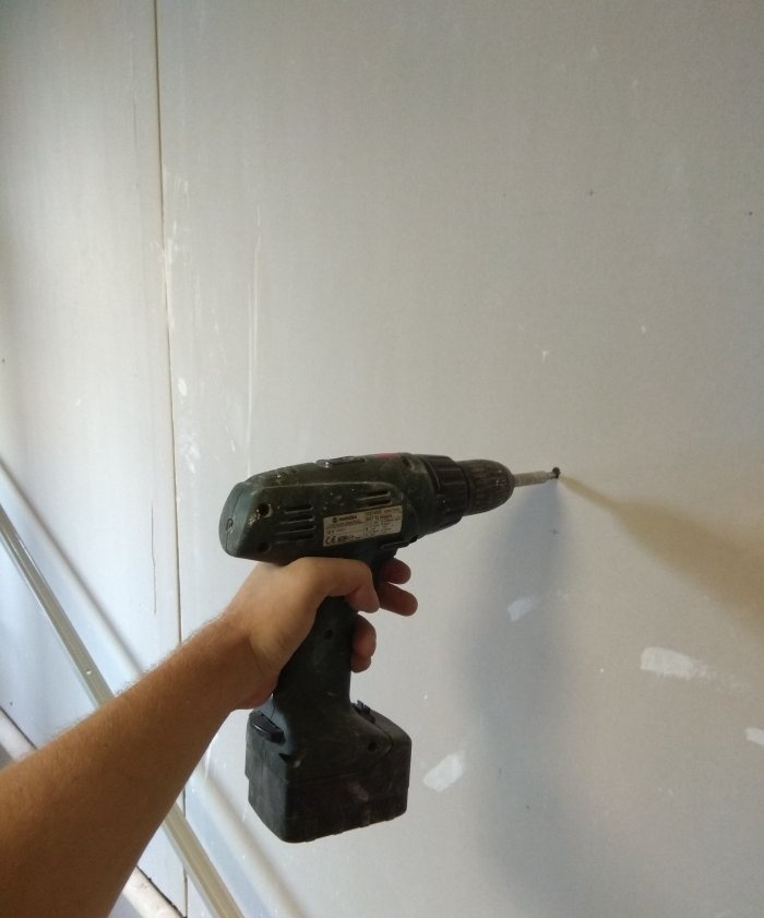 Doe-het-zelf installatie van gipsplaat aan de muur