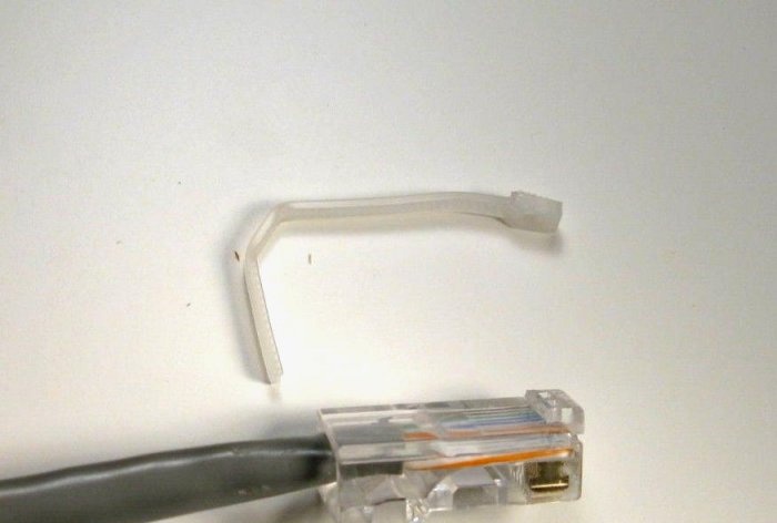 Oprava poškozeného jazýčku konektoru