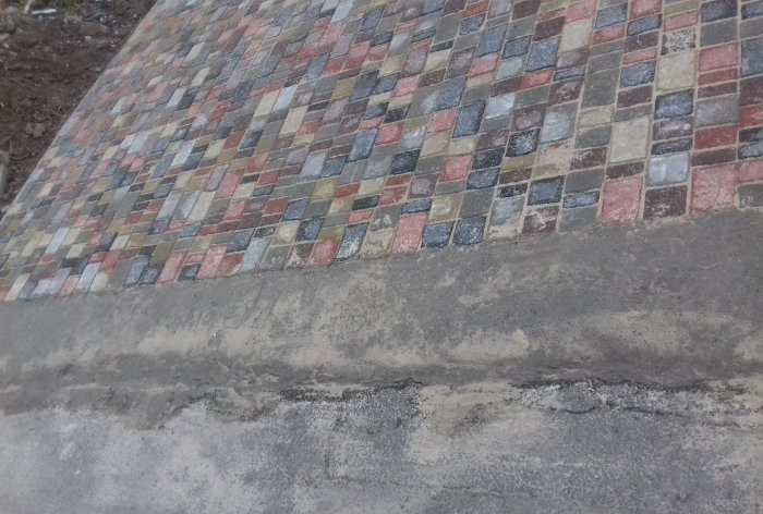 Driveway papunta sa bahay na gawa sa paving slab