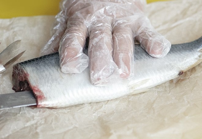 Cara mengupas herring dengan cepat dan tanpa tulang