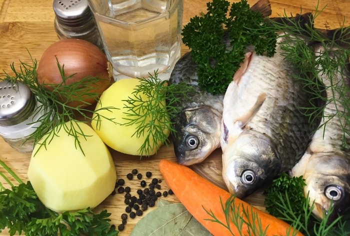 Hvordan man lækkert tilbereder crucian fiskesuppe