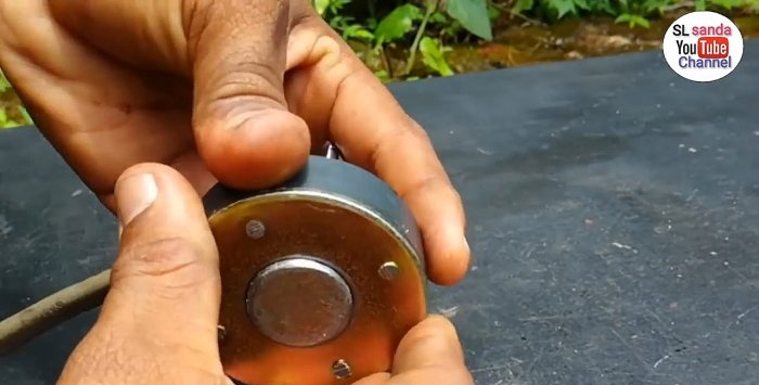 Magnetic welder contact