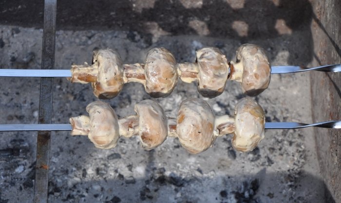 Ang mga champignon ay inihurnong sa grill