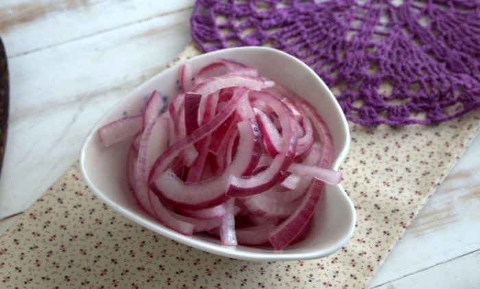 Oignons rouges marinés pour canapés, salades burger et pilaf