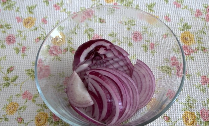 Cebollas moradas en escabeche para canapés, ensaladas de hamburguesas y pilaf