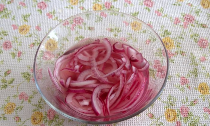 Pickled red onions for canapés, burger salads and pilaf