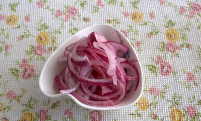 Oignons rouges marinés pour canapés, salades burger et pilaf