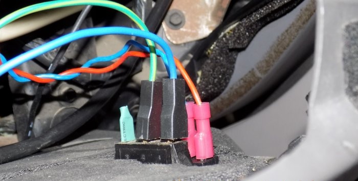 Afegir un bloc de relés al senyal pneumàtic d'un gravador DRL d'un cotxe