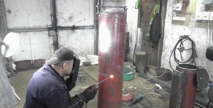 Heating battery using wood from gas cylinders