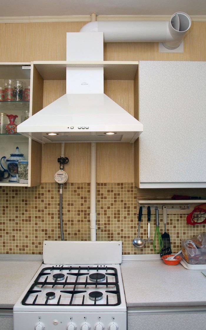 How to freely install a hood in the kitchen