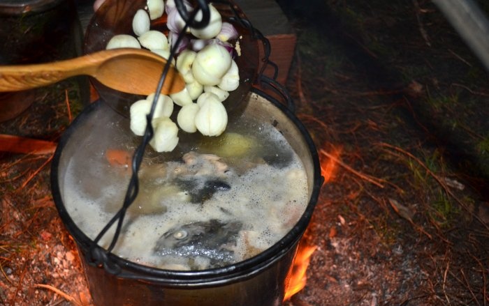 Pstruhová polévka na ohni