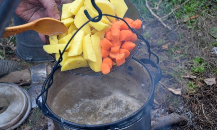 Zuppa di trota sul fuoco