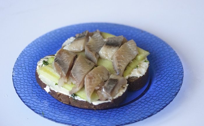 Cara mengupas herring dengan cepat dan tanpa tulang