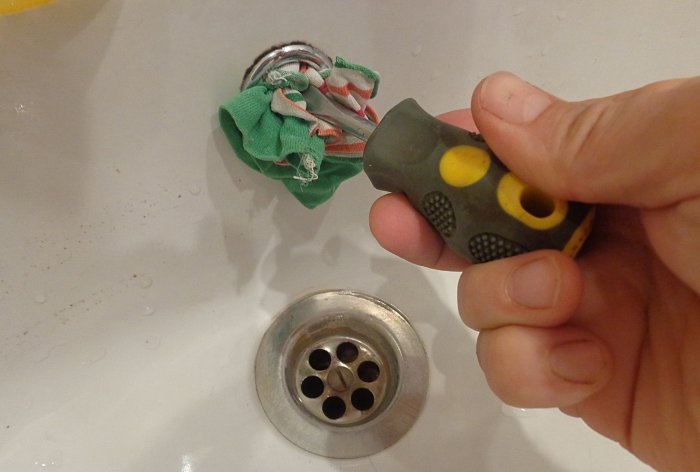 Как да отпушите канала на мивката