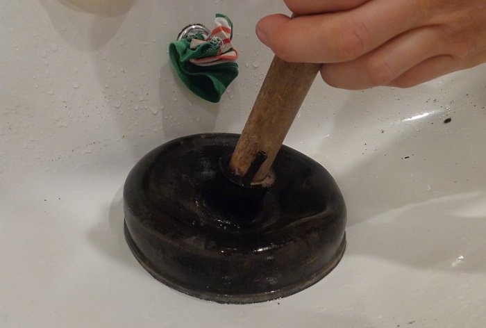 Cum să desfundați o scurgere a chiuvetei