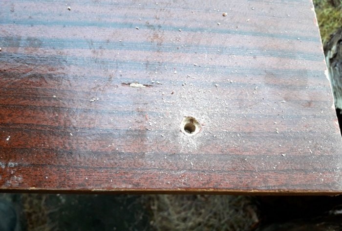 Restaurierung eines alten zerstörten Tisches