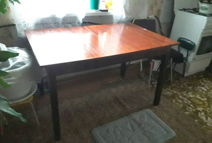 Restaurering av ett gammalt förstört bord