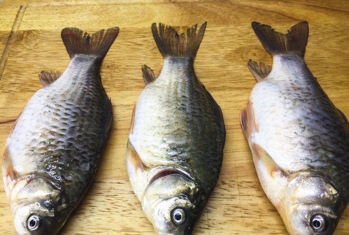 Cara betul menggoreng ikan mas crucian segar dalam kuali