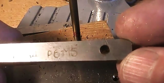 Como perfurar aço com cortador de alta velocidade P18