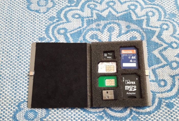 Kahon para sa mga memory card at SIM card