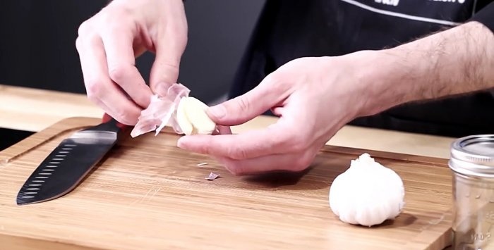 How to peel a lot of garlic in a couple of seconds