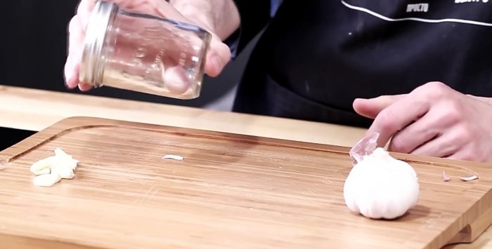 How to peel a lot of garlic in a couple of seconds