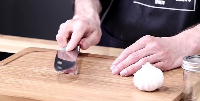 Come sbucciare tanto aglio in un paio di secondi