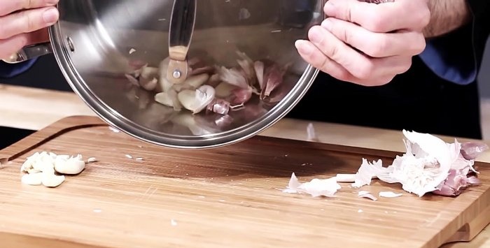 Jak oloupat hodně česneku za pár sekund