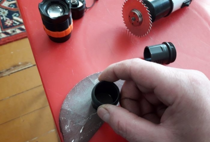 Modification of a flashlight from AAA batteries to 18650 battery