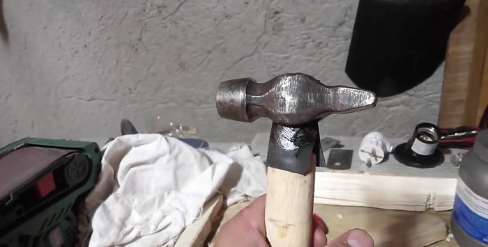Come fissare saldamente un martello su una maniglia senza cuneo