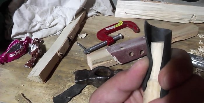 Como encaixar firmemente um martelo em um cabo sem cunha