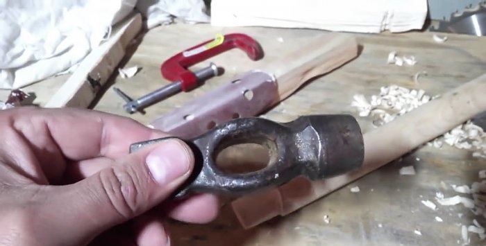 Hur man fäster en hammare ordentligt på ett handtag utan kil