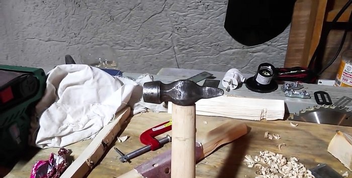 Como encaixar firmemente um martelo em um cabo sem cunha