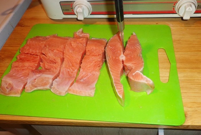 Salmon merah jambu masin ringan - Resipi pengasinan langkah demi langkah