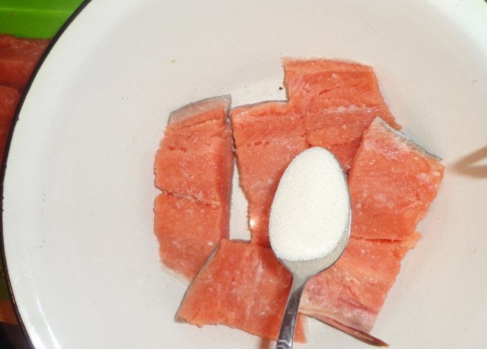 Mierne solený ružový losos - Krok za krokom recept na solenie