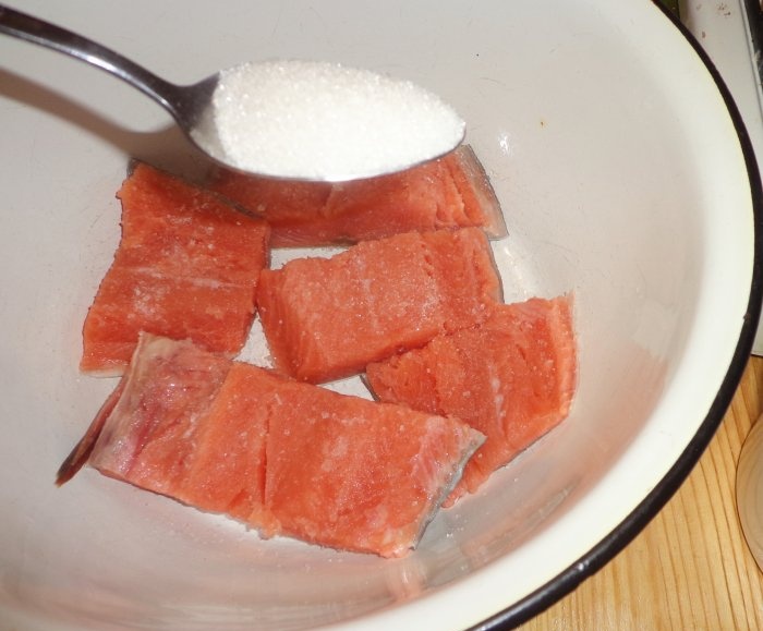 Mierne solený ružový losos - Krok za krokom recept na solenie